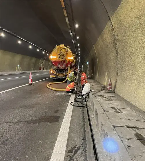 鄂托克隧道排水渠清淤